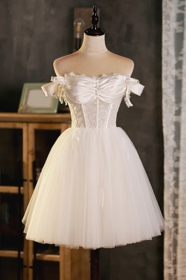 Lovely Off-Shoulder Light...