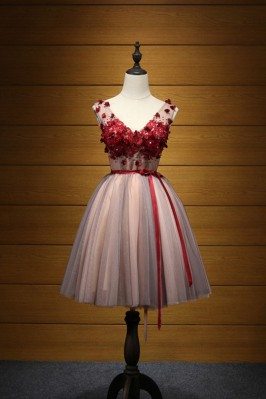 V Neck Short Graduation Prom Dress With Red Florals 2018 - AKE18129